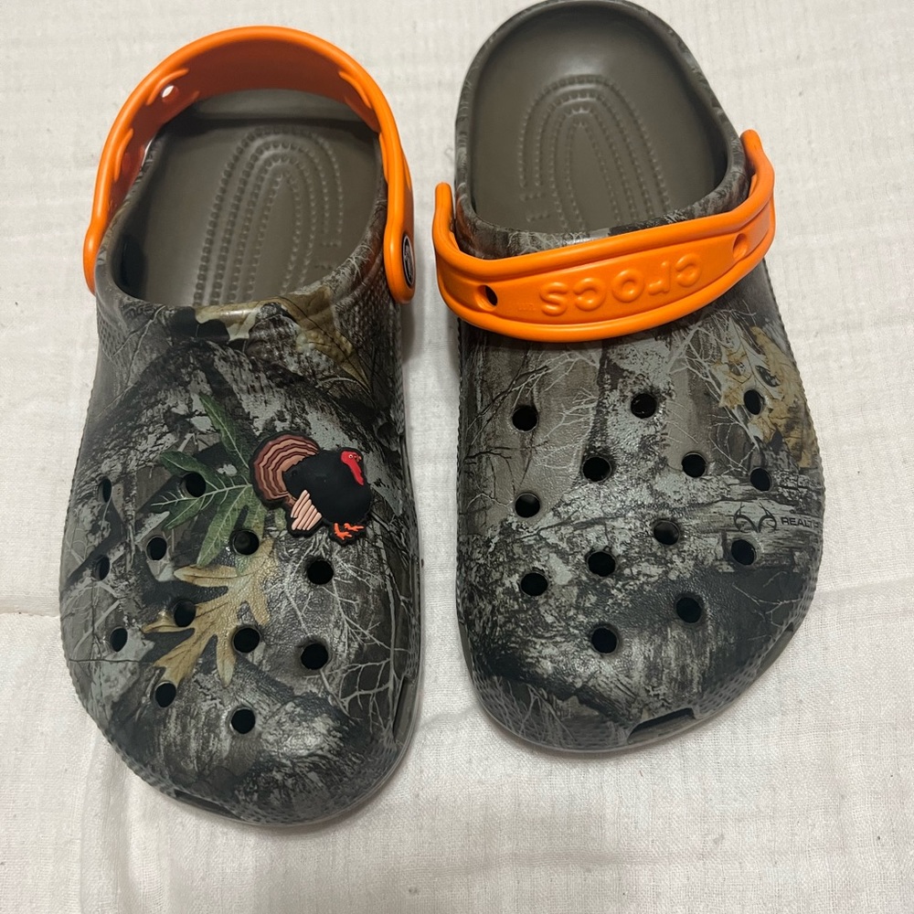 Camouflage crocs like combs edition size 6 womens and 4 in men’s never worn